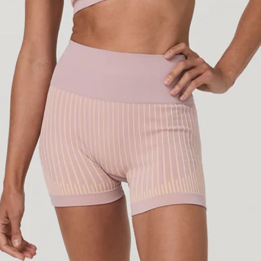 Vuori Women’s Bi-Color Seamless Bike Short 4” BNWT